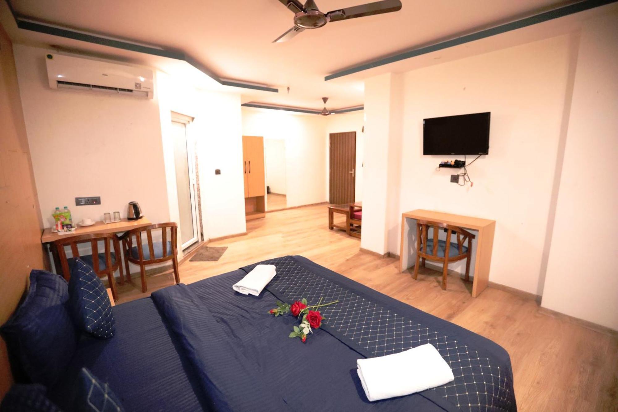 Hotel Noida Grand Sec 58 Kültér fotó