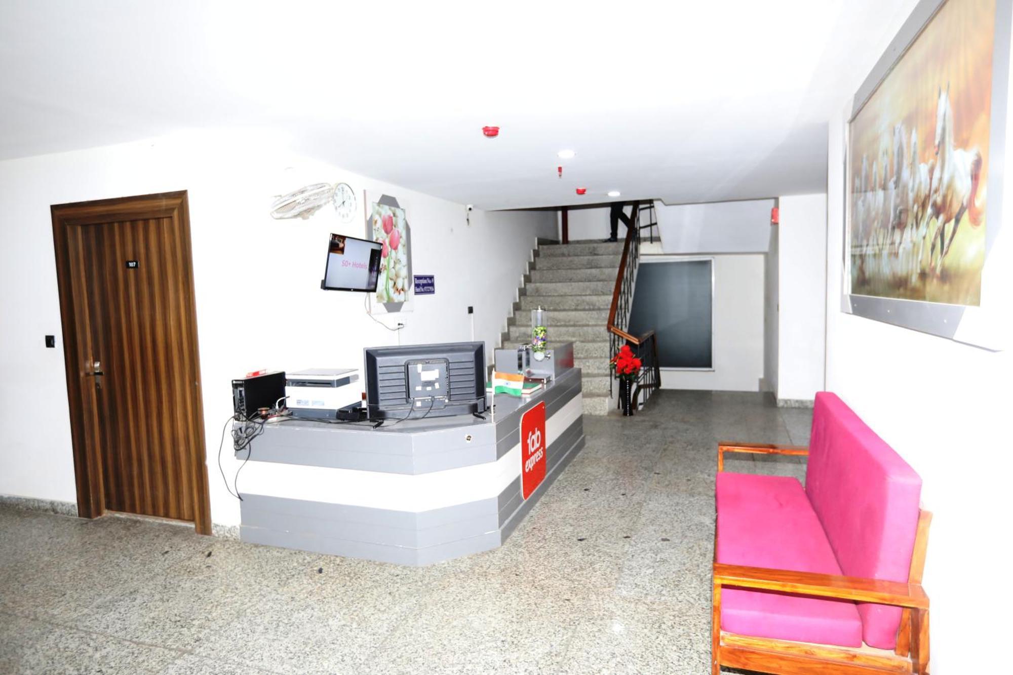 Hotel Noida Grand Sec 58 Kültér fotó